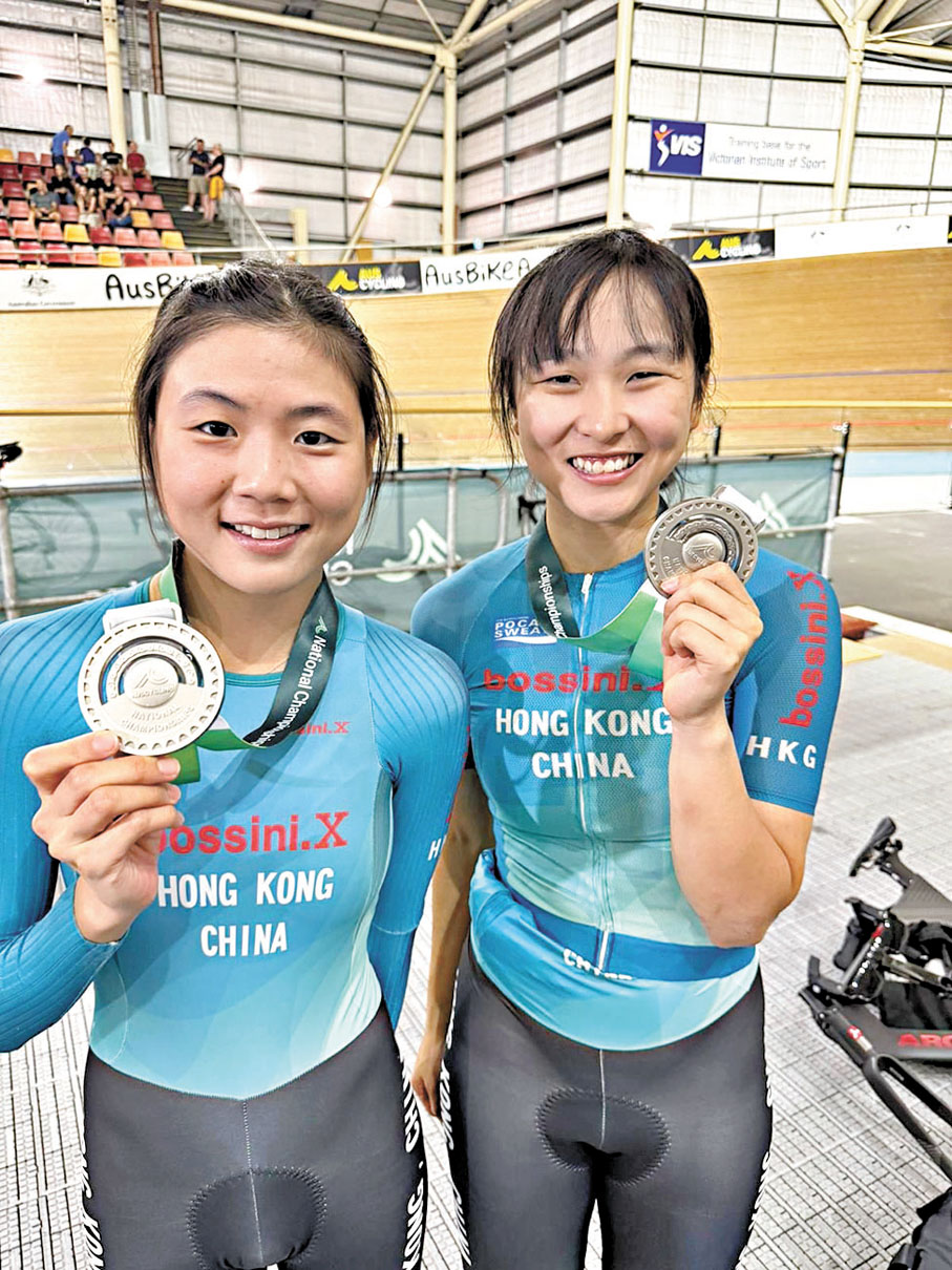●李思穎（右）夥拍梁穎儀取得銀牌。中國香港單車總會圖片