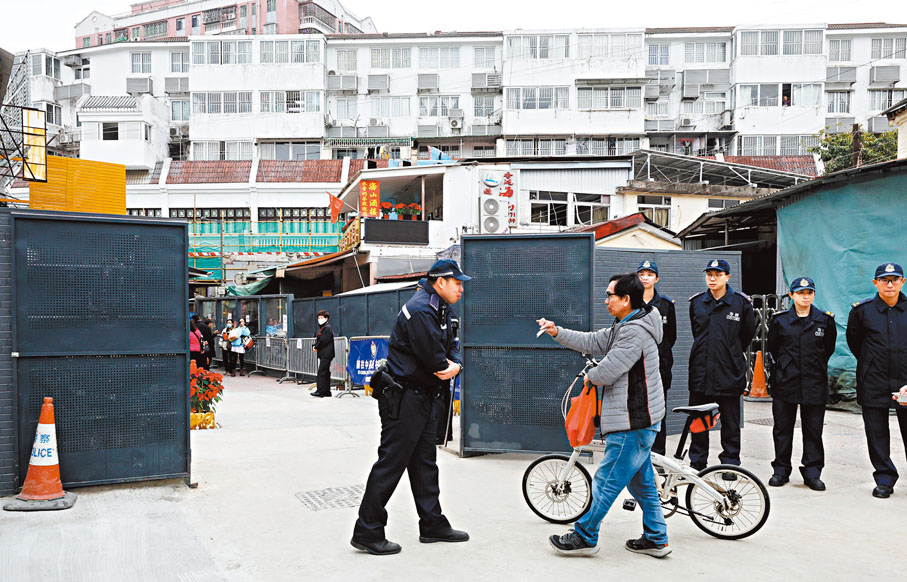●一般情況下，旅客無須在通道等候便可通過「無感通道」，而過往人工查證方式則需要約30秒才可通過檢查站。香港文匯報記者郭木又 攝