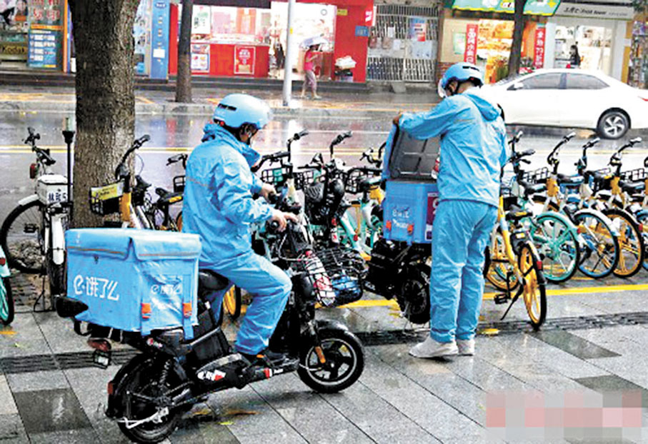 ●最高人民法院23日首次發布新就業形態勞動爭議專題指導性案例，就相關問題作出回應。圖為外賣騎手在等外賣中。 網上圖片