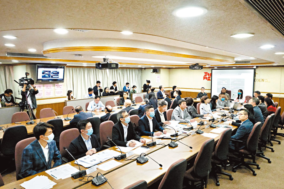 ●現屆特區政府展開全面完善地區治理工作。圖為油尖旺區議會提振地區經濟專責工作小組早前召開首次會議。   資料圖片