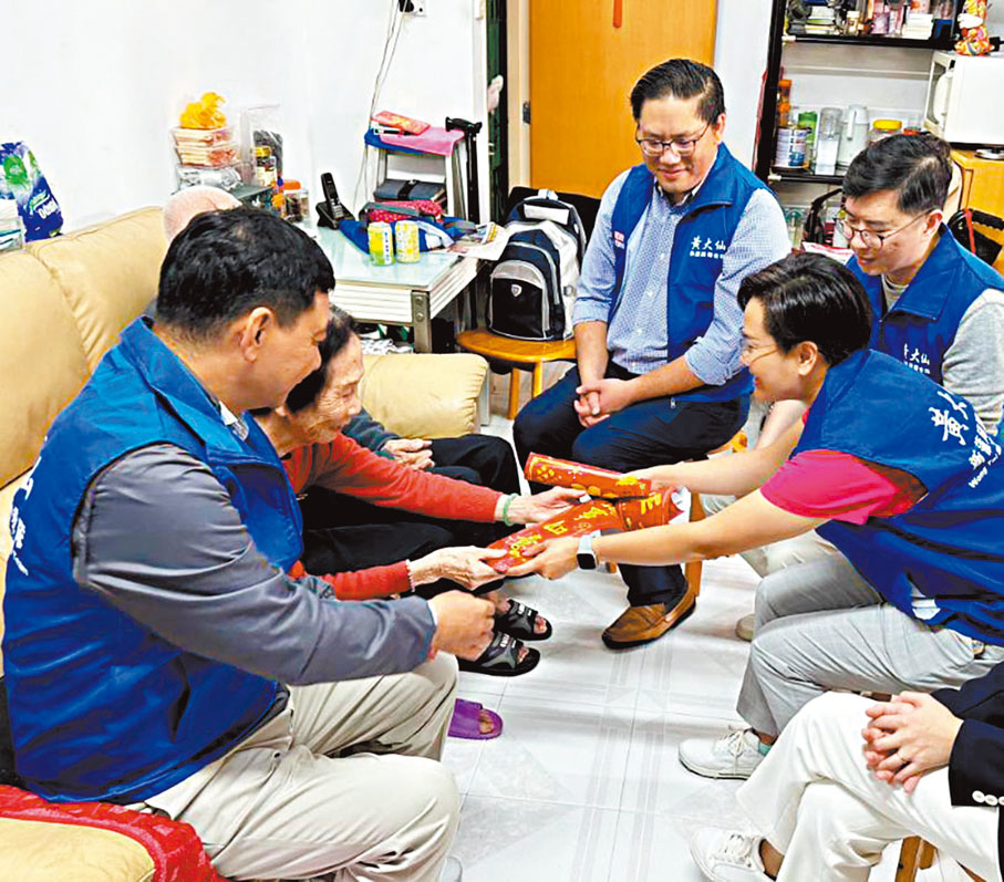 ●關愛隊對於共建和諧社區發揮很大作用。圖為關愛隊探訪長者住戶。 資料圖片