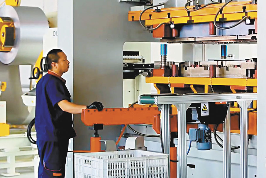 ●黑龍冰刀與哈爾濱工業大學焊接集團合作研發的機器人智能化生產線。 