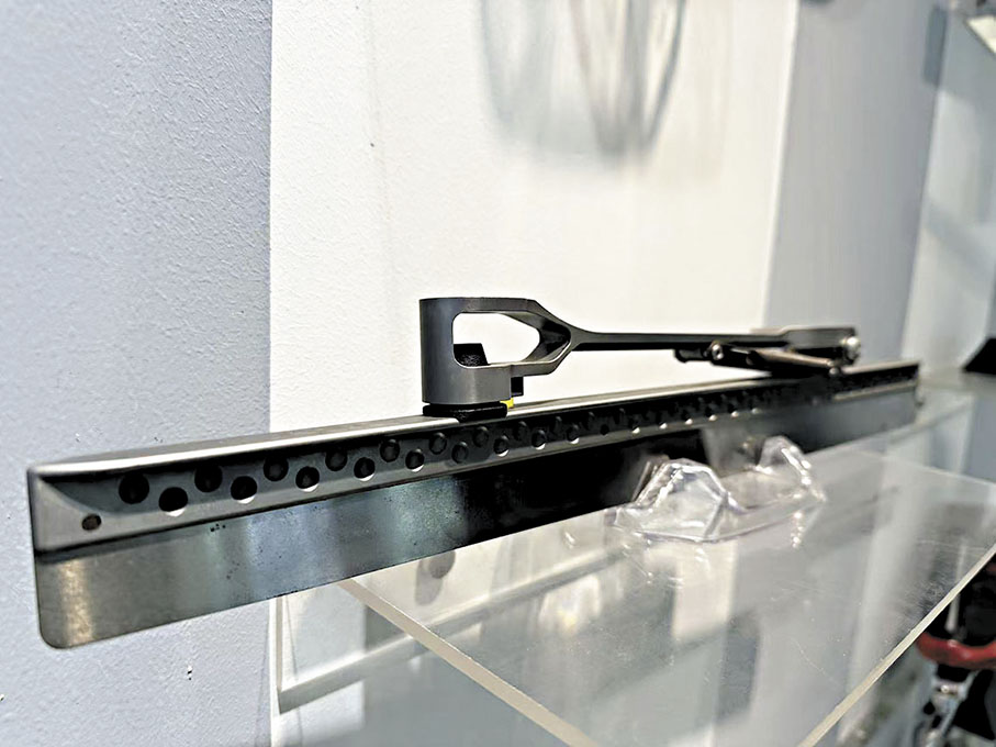 ●黑龍冰刀自主研發的T型鈦合金高端速滑刀。  