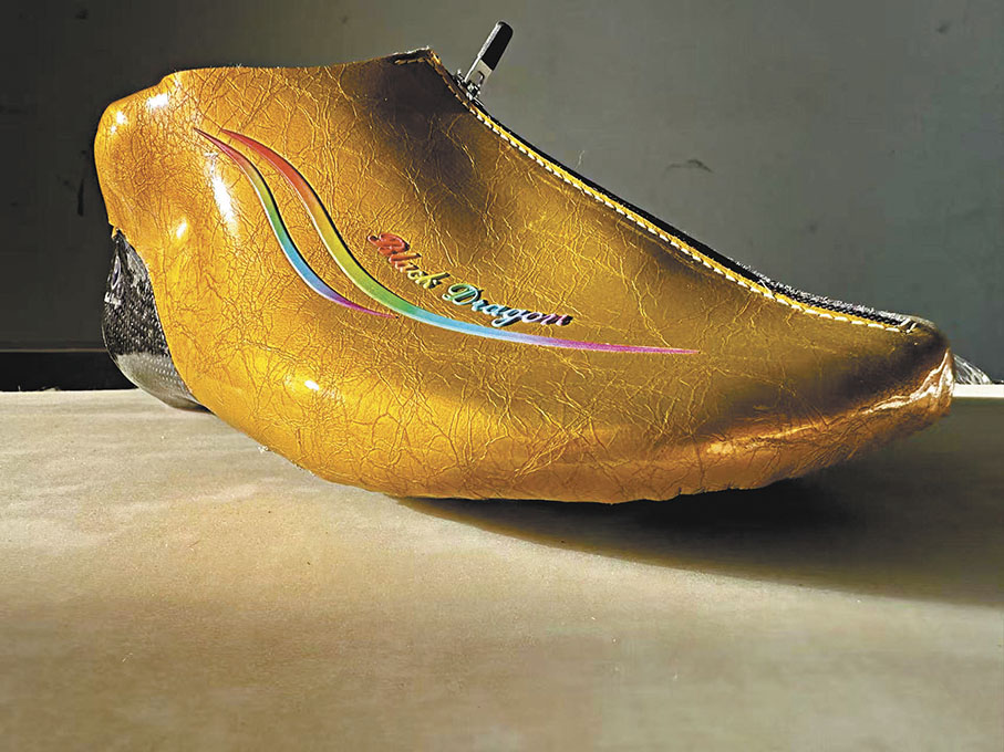 ●「一腳一鞋」手工打磨定製腳型鞋，完美貼合提高運動員比賽成績。  