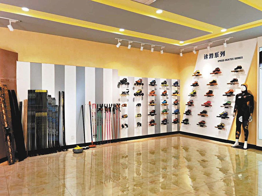 ●黑龍冰刀速滑系列展示區，各式配件琳琅滿目。  