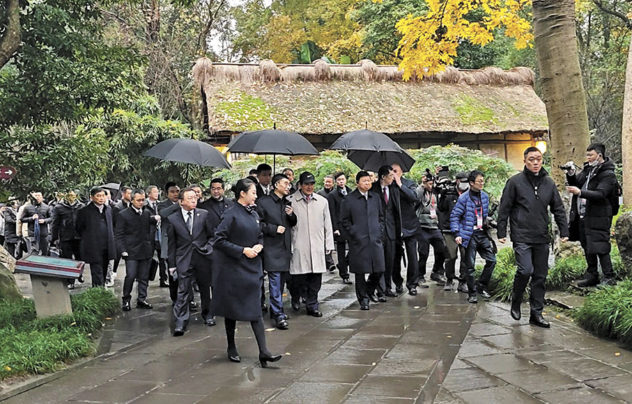 ●兩岸共同弘揚中華文化座談會在成都舉辦,兩岸知名文化學者、青年學生等約100人出席。圖為馬英九率台青參訪成都杜甫草堂博物館。 香港文匯報記者向芸 攝