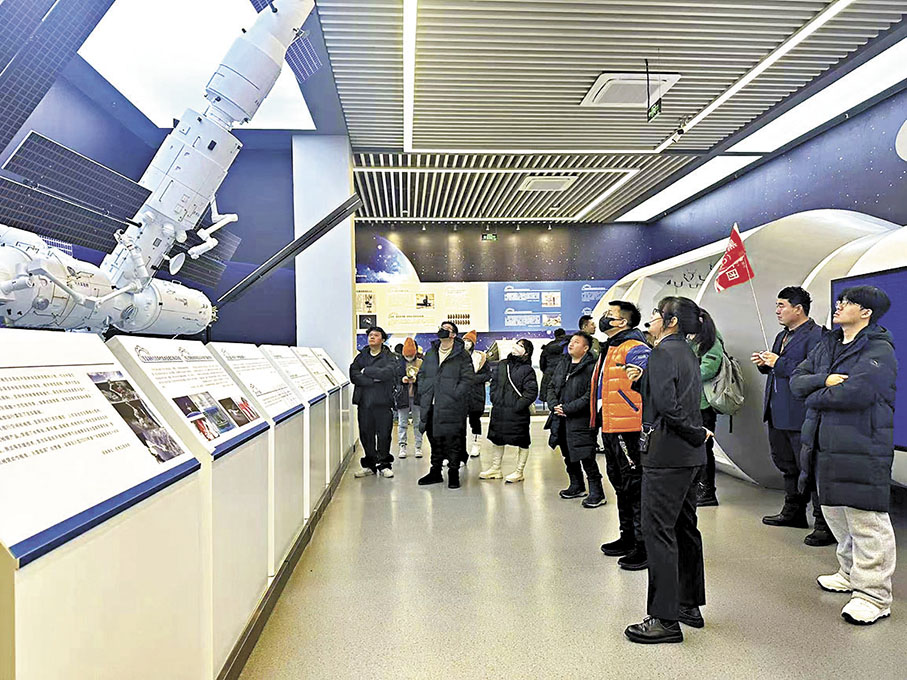 ●22日，作為海峽兩岸青年冰雪節活動的一部分，部分台灣青年到訪黑龍江哈爾濱工業大學。台灣青年認真聆聽國家航天科技發展成果。 香港文匯報記者于海江  攝