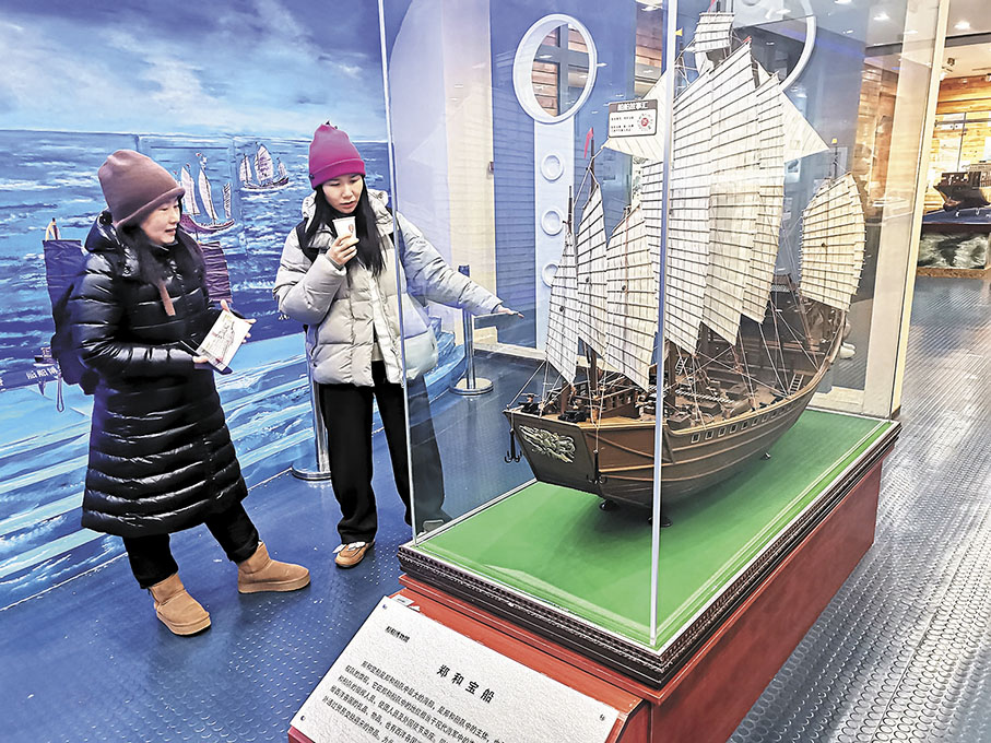 ●台灣青年在哈爾濱工程大學船舶博物館參觀，被琳琅滿目的展品深深吸引。 香港文匯報記者吳千  攝