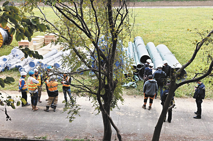 ●上水圍文閣村附近一工地昨日發生男雜工遭鋼管擊中昏迷，送院不治。 香港文匯報記者鄧偉明  攝
