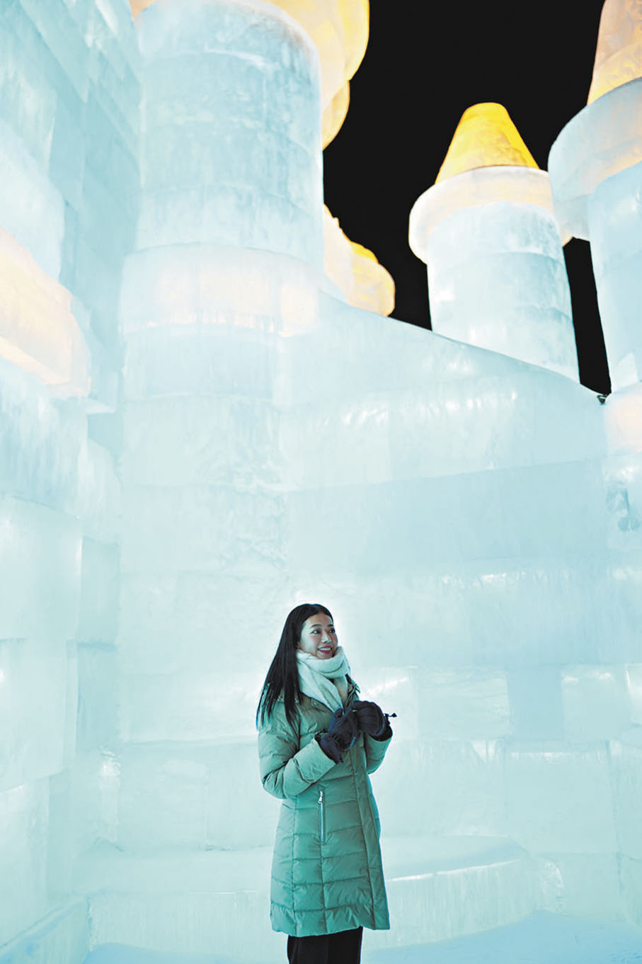 ●劉若寶稱讚長春冰雪新天地的冰雕藝術。