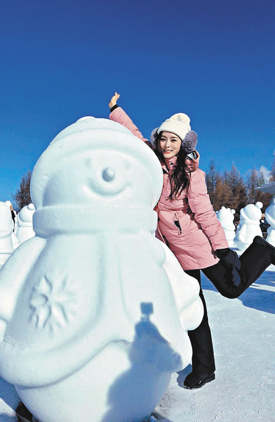 ●何佩瑜與雪人合影。