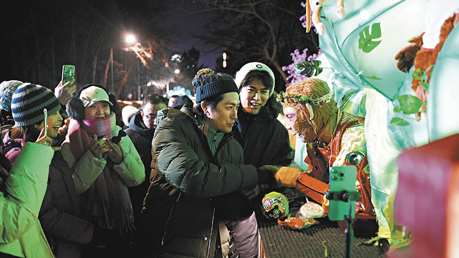 ●港星們在長春動植物公園投餵「雪餅猴」。