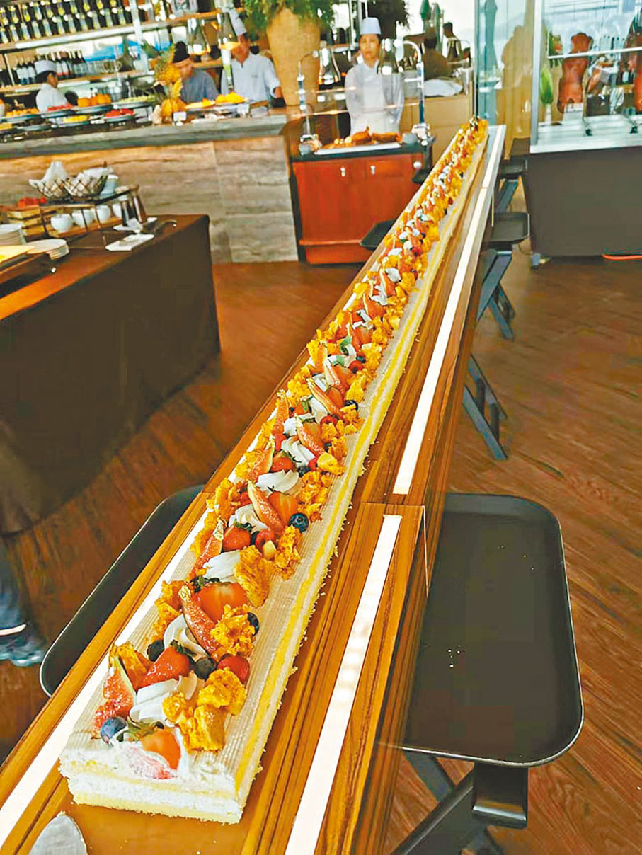 ●長達18呎的巨型鮮果蛋糕