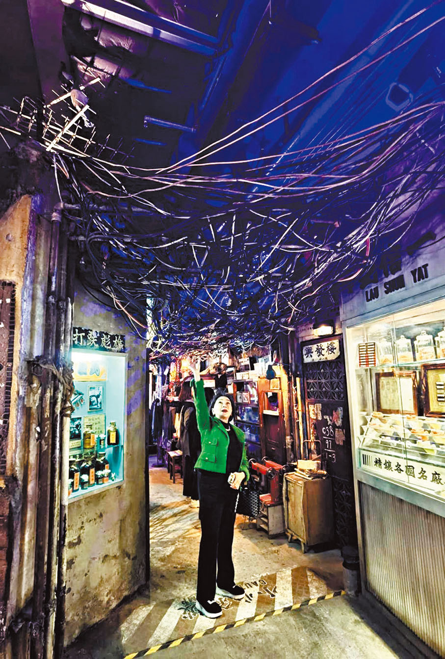 ●九龍城寨的天空全被電線遮擋，難分晝夜。 作者供圖