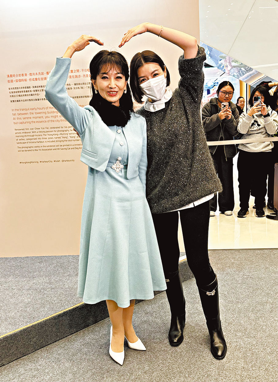 ●趙雅芝（左）和陳茵媺做心形甫士送給發哥。