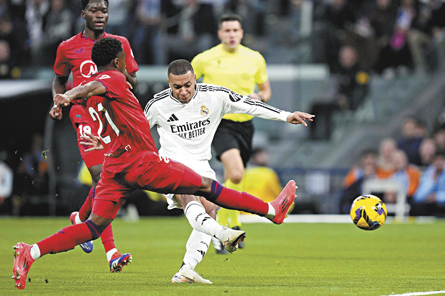 ●麥巴比（左三）為皇馬先開紀錄。 美聯社