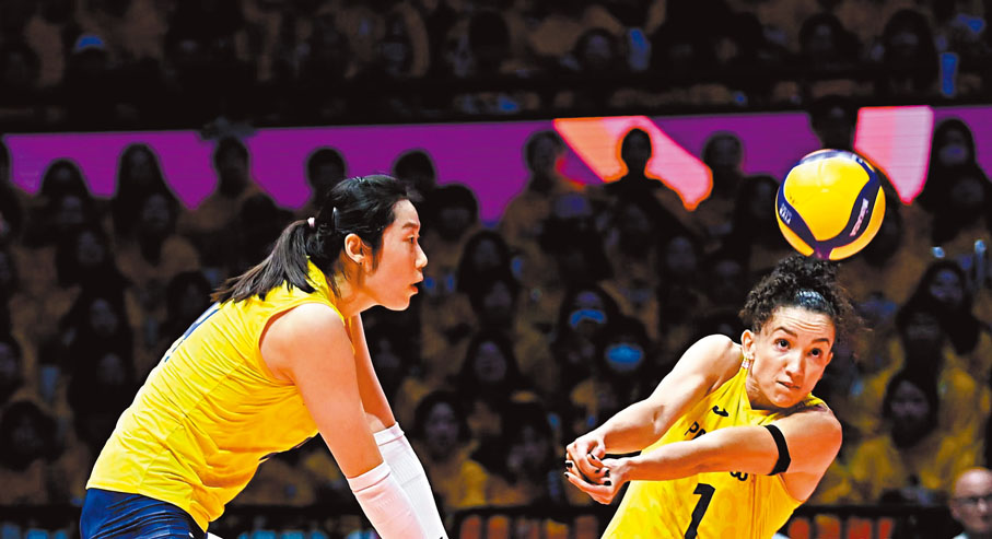 ●朱婷（左）和加比在比賽中。 女子世俱盃組委會圖片