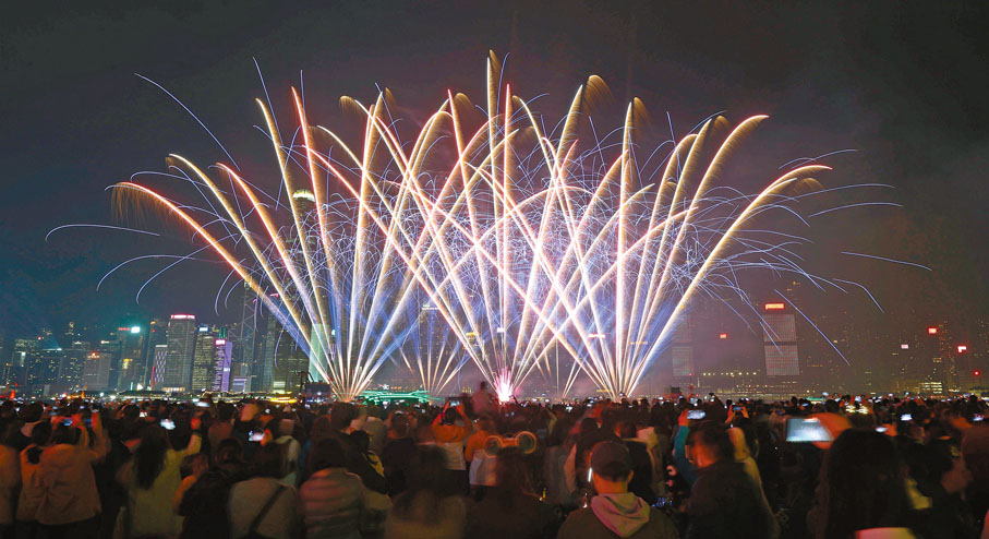 ●香港旅發局平安夜在西九文化區海濱舉行「冬日維港水上煙火」表演，吸引大批市民及遊客到場觀賞。香港文匯報記者郭木又  攝