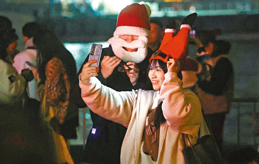 ●民眾以一身聖誕裝扮觀煙火。香港文匯報記者郭木又  攝