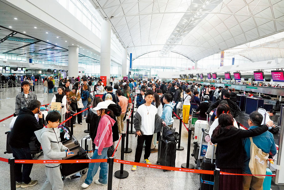 ●機場離境大堂早上已人頭湧湧,多個登機櫃位出現人龍。 香港文匯報記者曾興偉 攝