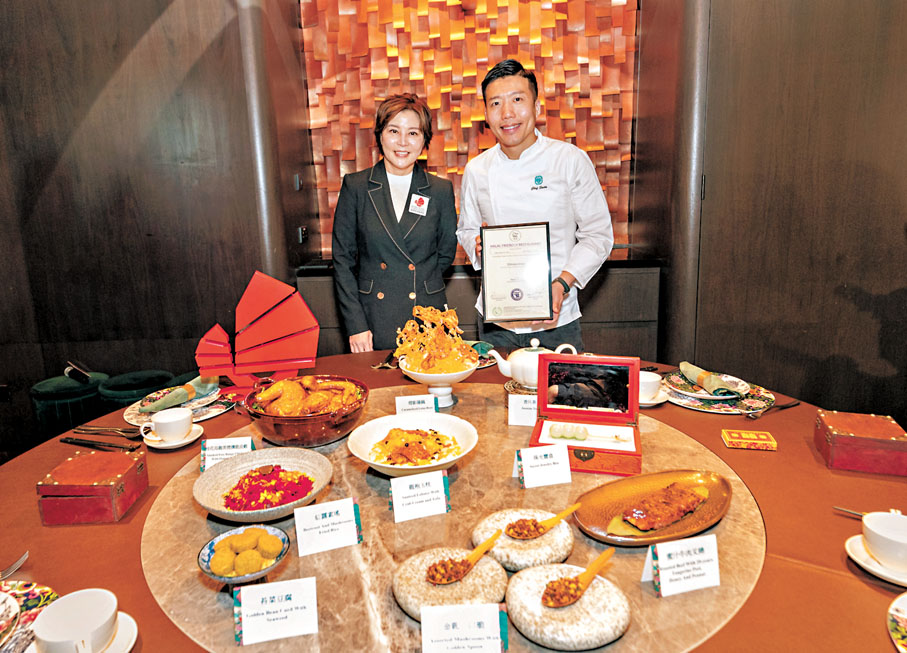●「唐述」上月成為本港首間獲得「清真友善餐廳」認證的高級中菜館。左為香港旅發局副總幹事葉貞德。右為周世韜。