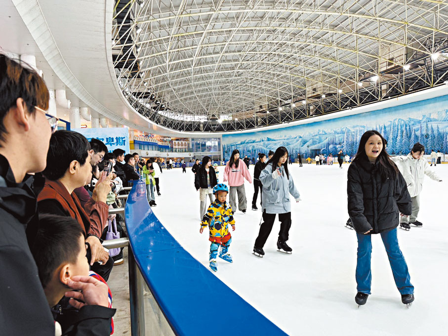 ●遊客在深圳世界之窗景區的阿爾卑斯冰雪世界的滑冰場裏玩樂。 香港文匯報記者胡永愛 攝