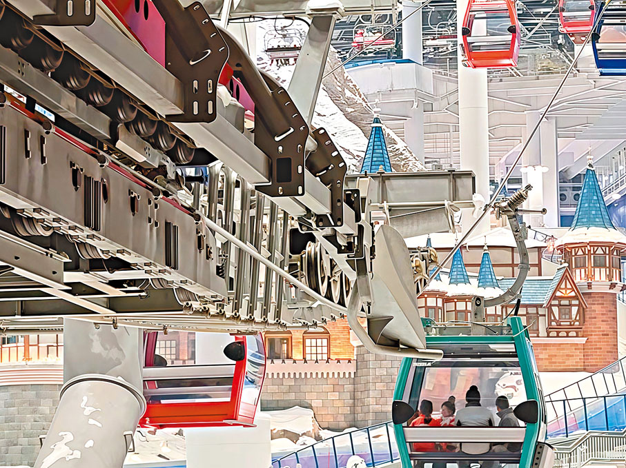 ●在上海耀雪冰雪世界，遊客乘坐高空纜車穿梭其中。 香港文匯報記者孔雯瓊  攝