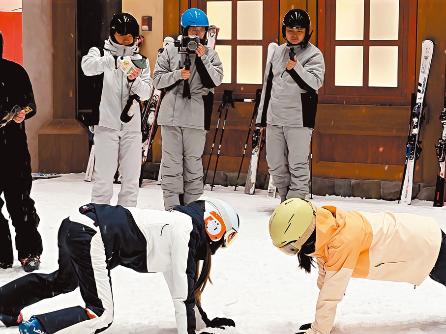 ●在上海耀雪冰雪世界娛雪區，遊客正互動玩耍。香港文匯報記者孔雯瓊  攝