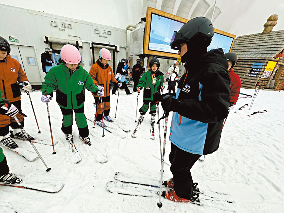 ●深圳卡魯冰雪世界為新手提供教練教學保證安全。 香港文匯報記者胡永愛 攝