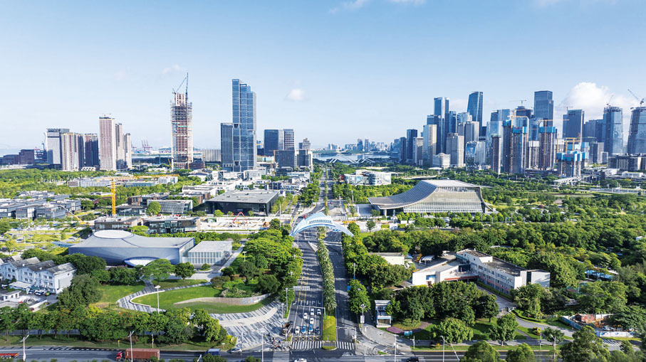 ●櫛次鱗比的高樓勾勒出嶄新的城市天際線，前海從一片灘涂成為發展的熱土。