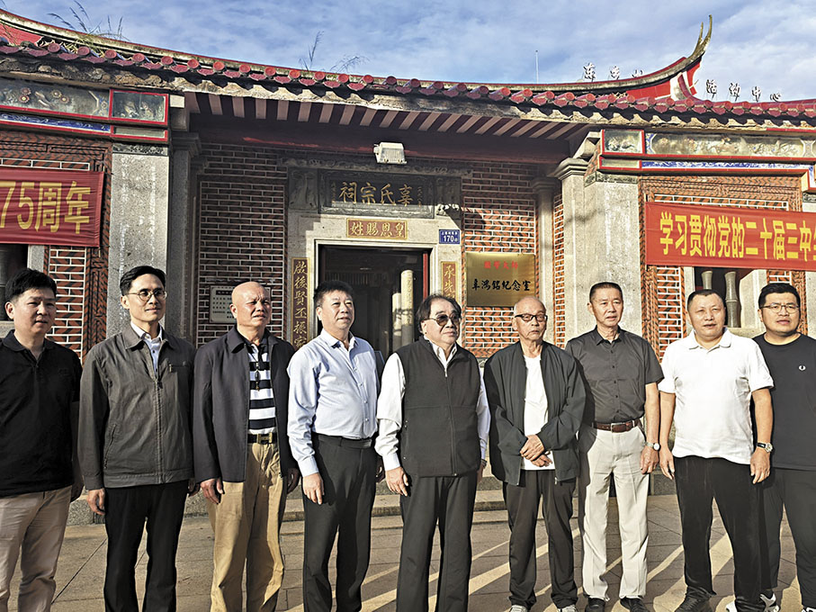 ●今年以來，鹿港辜家已經連續派兩批代表赴上阪商討組團祭祖事宜。圖為辜家代表在上阪辜氏宗祠前合影。 香港文匯報福建傳真