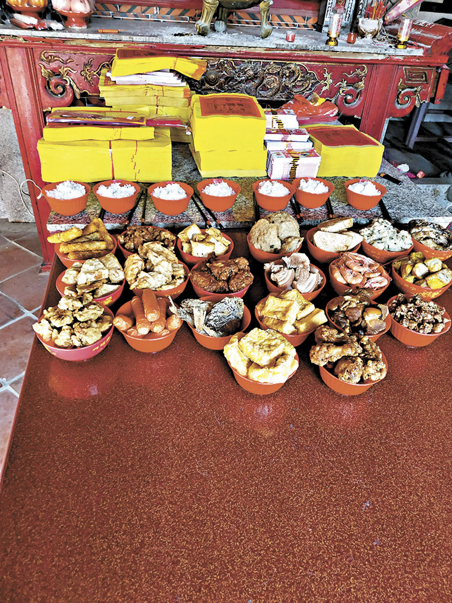 ●在上阪村，當地人祭祀祖先一般用的是五碗米飯，但是辜家用的是七碗。圖為上阪辜家祭祀案桌貢品。 香港文匯報福建傳真