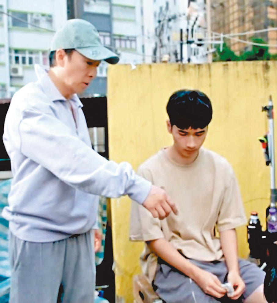 ●甄子丹（左）上前關心馮皓揚的情況。