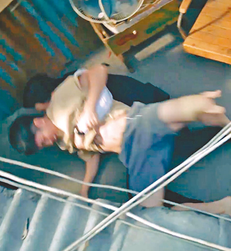 ●馮皓揚倒地受傷。