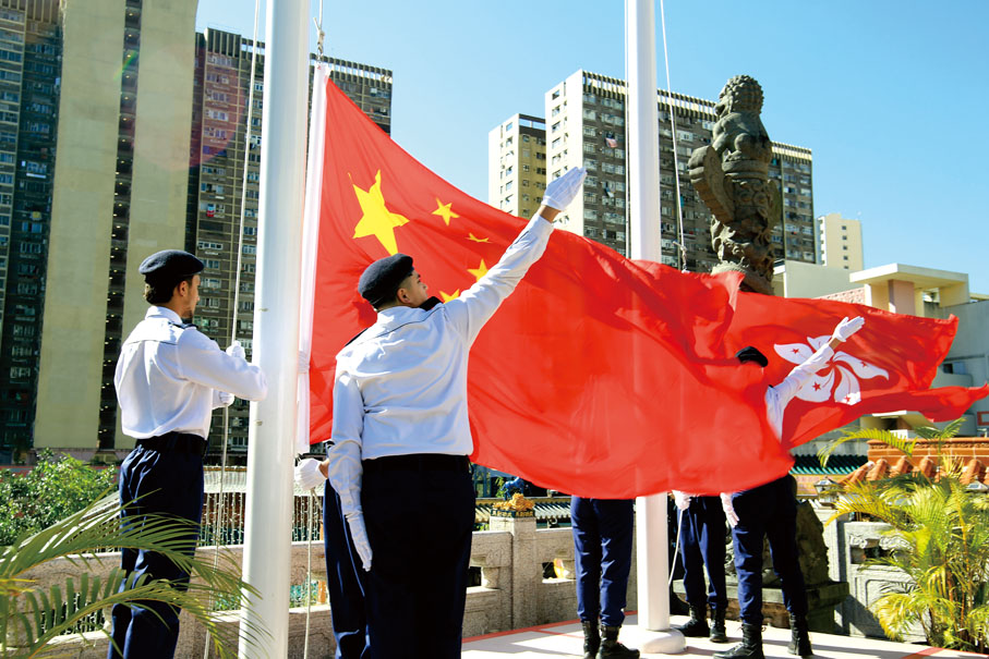 ●伊斯蘭脫維善紀念中學升旗隊在黃大仙祠參與升旗禮。