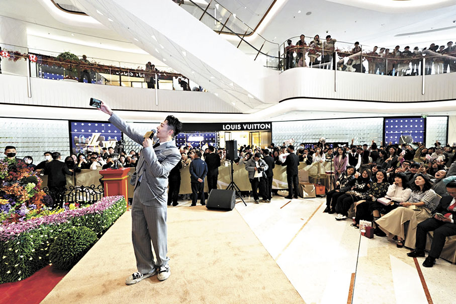 ●周柏豪與在場的南京粉絲自拍合影。