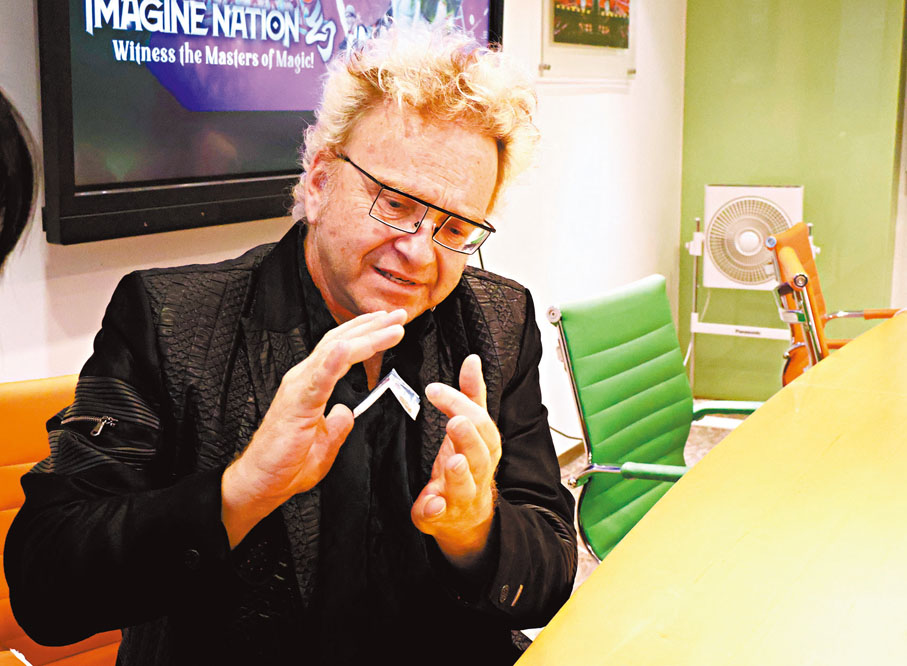 ●Franz自然地讓紙幣「懸浮」。