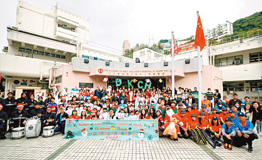 ●大口環根德公爵夫人兒童醫院職員與義工扮成卡通人物、聖誕老人，為住院病童舉辦聖誕巡遊。 醫管局供圖