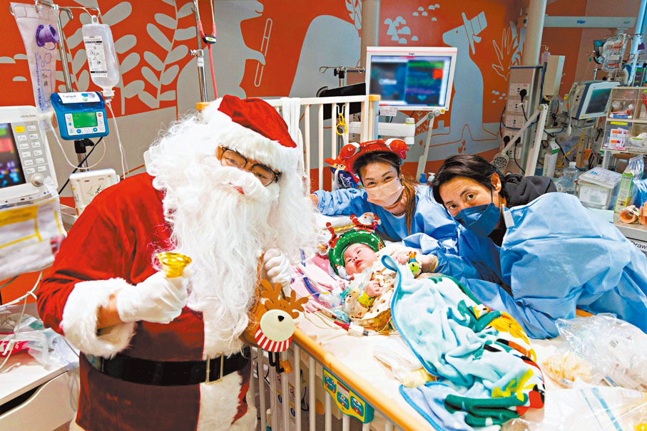 ●香港兒童醫院員工化身聖誕老人，探訪新生兒深切治療部，與初生BB慶祝他們的首個聖誕節。 醫管局供圖