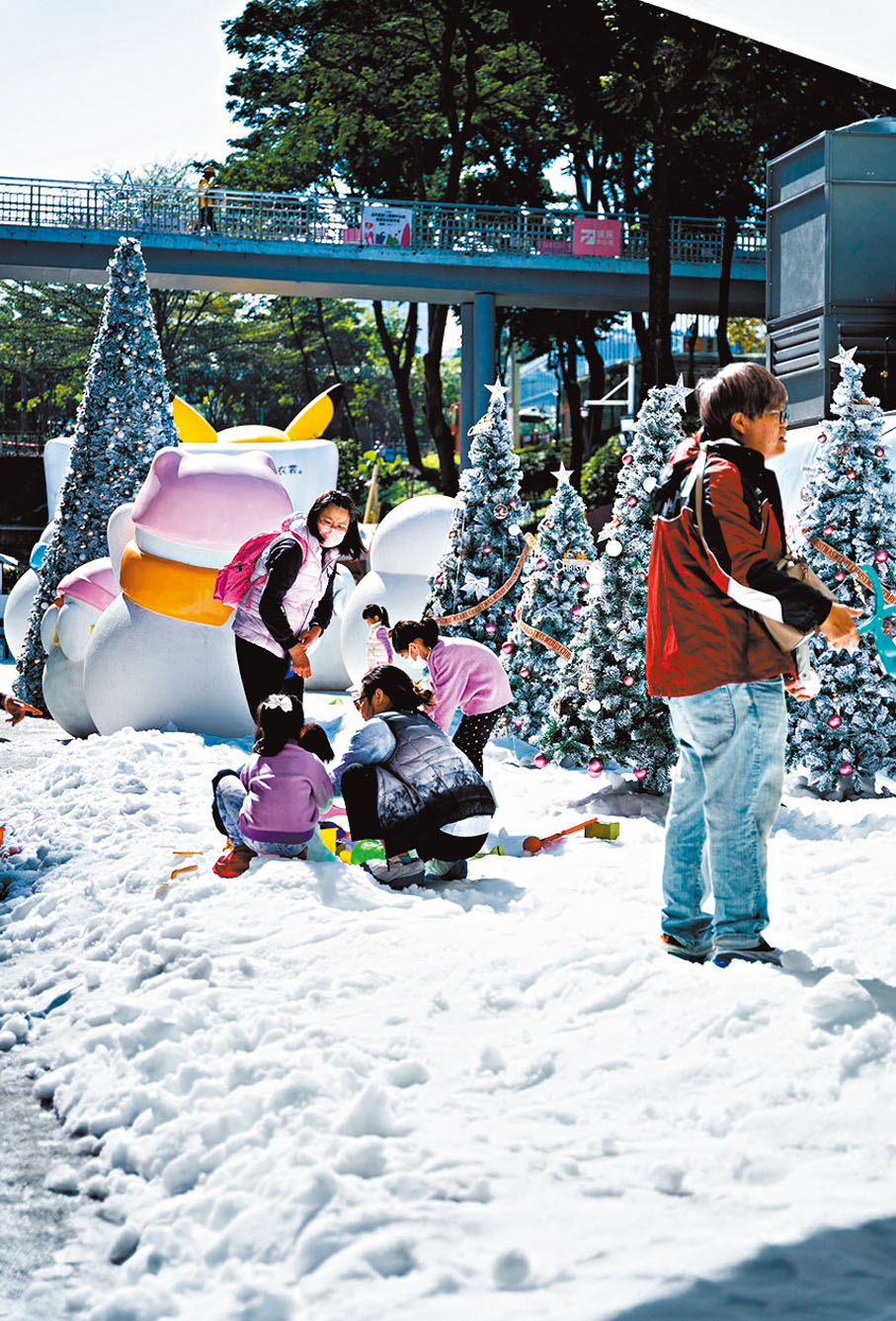●領展中心城冰雪節，吸引港人北上遊玩，過「冰雪」 聖誕。香港文匯報記者郭若溪 攝