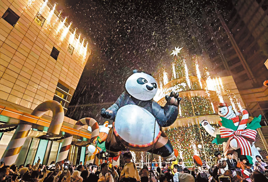 ●深圳羅湖萬象城平安夜及聖誕節舉行戶外「飄雪」活動。   香港文匯報記者郭若溪 攝