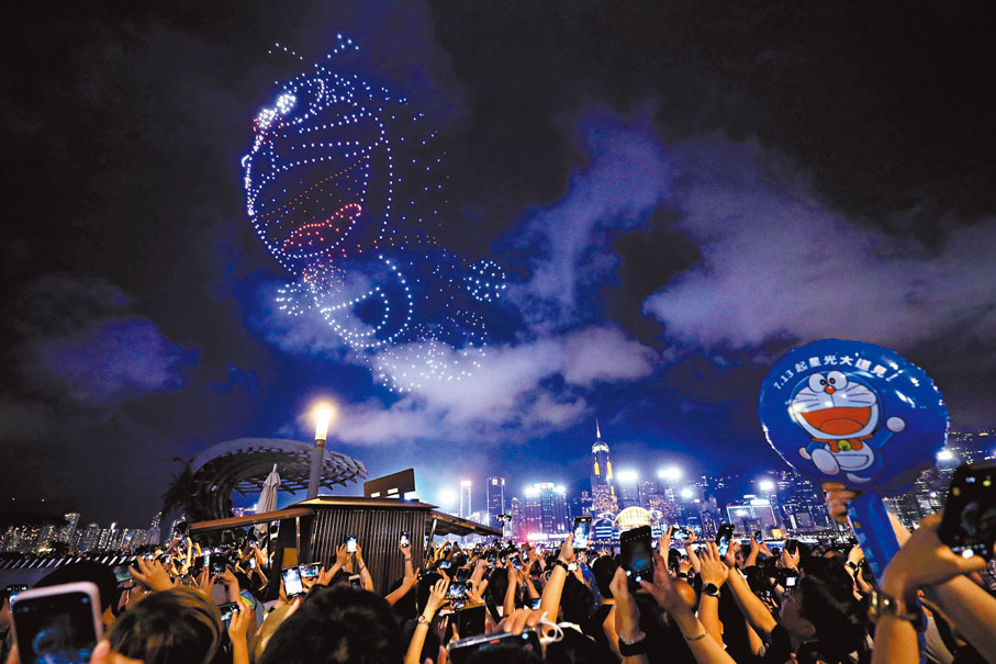 ●無人機表演是「低空經濟的視覺象徵」。圖為今年5月，全球首場多啦A夢無人機匯演在尖沙咀上演。資料圖片