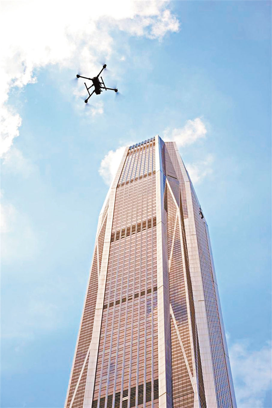 ●專家預料將來無人機能在城市中進行救援和各種安全檢測。圖為無人機飛巡項目實現高空巡檢深圳平安金融中心。資料圖片
