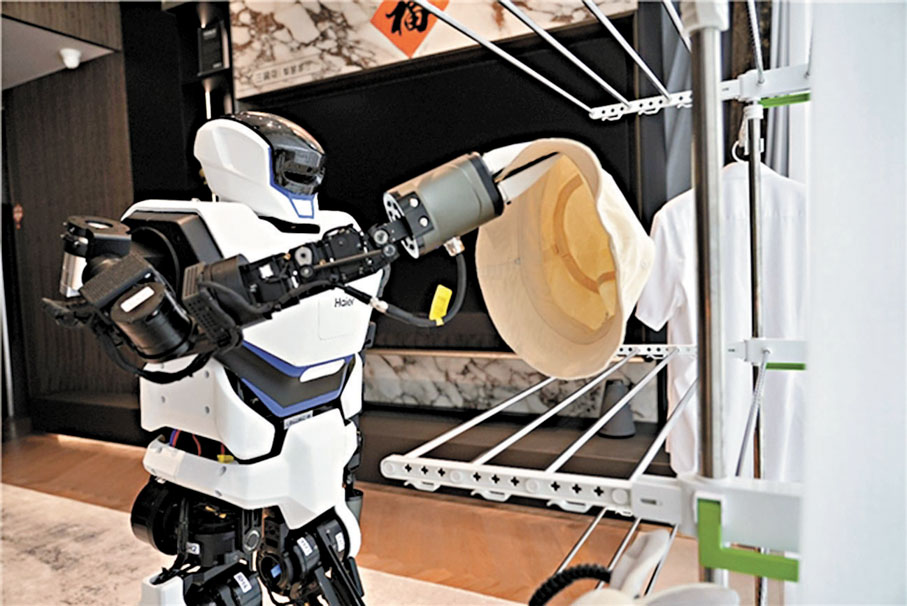 ●初代人形機器人進入普通百姓的家庭能承擔收納整理功能，比如操作洗衣機、疊衣服、整理房間、陪伴、打掃衞生。圖為樂聚機器人公司的人形機器人KUAVO在晾衣服。 網上圖片