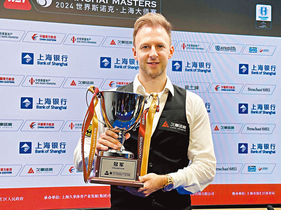 ●卓林普稱喜歡香港多元生活。圖為卓林普早前在上海桌球大師賽捧盃。 資料圖片