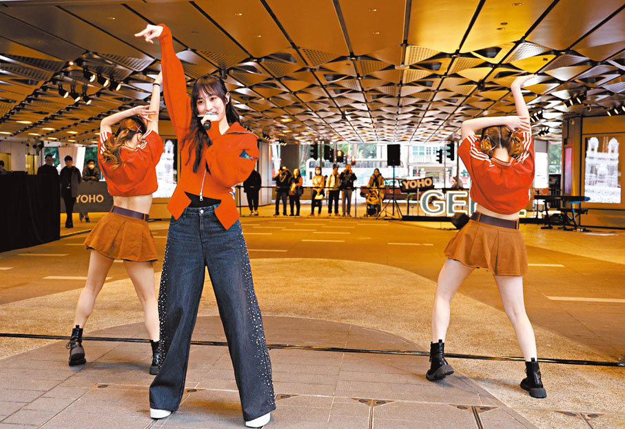 ●鍾柔美又唱又跳，展現青春活力。