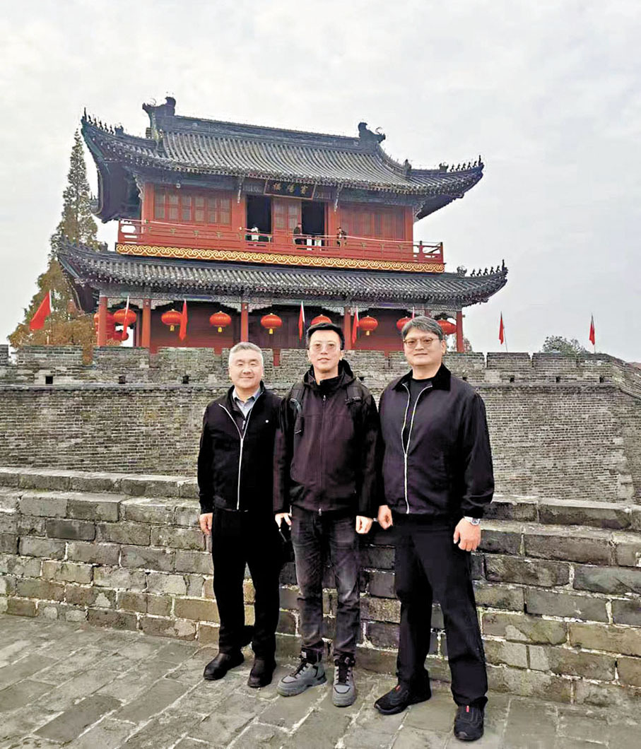 ●賓陽樓合照，左起：裴超、梁家僖、闕仁村。