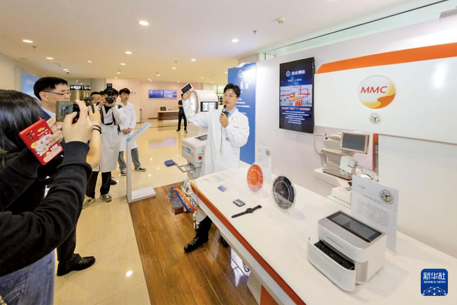 ●近年來，國家不斷強化創新藥物和醫療設備頂層設計。圖為2024年5月，上海交通大學醫學院附屬瑞金醫院醫學晶片研究所所長陳昌在介紹用於無創血糖儀的晶片。 （新華社）