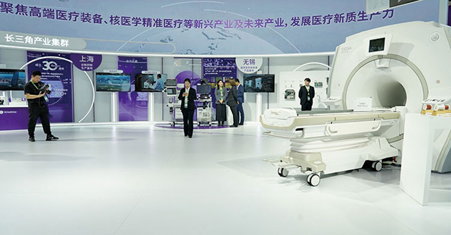 ●有與會委員表示，今年前三季度，我國醫藥產品的出口額已超進口額。圖為2024年11月在第二屆中國國際供應鏈促進博覽會上展出的醫療設備。