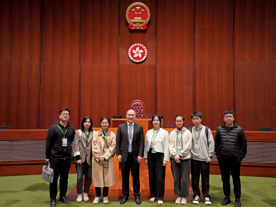 ●2024年12月，李惟宏帶領香港浙江師友匯學員參觀立法會，講解立法會的日常工作。